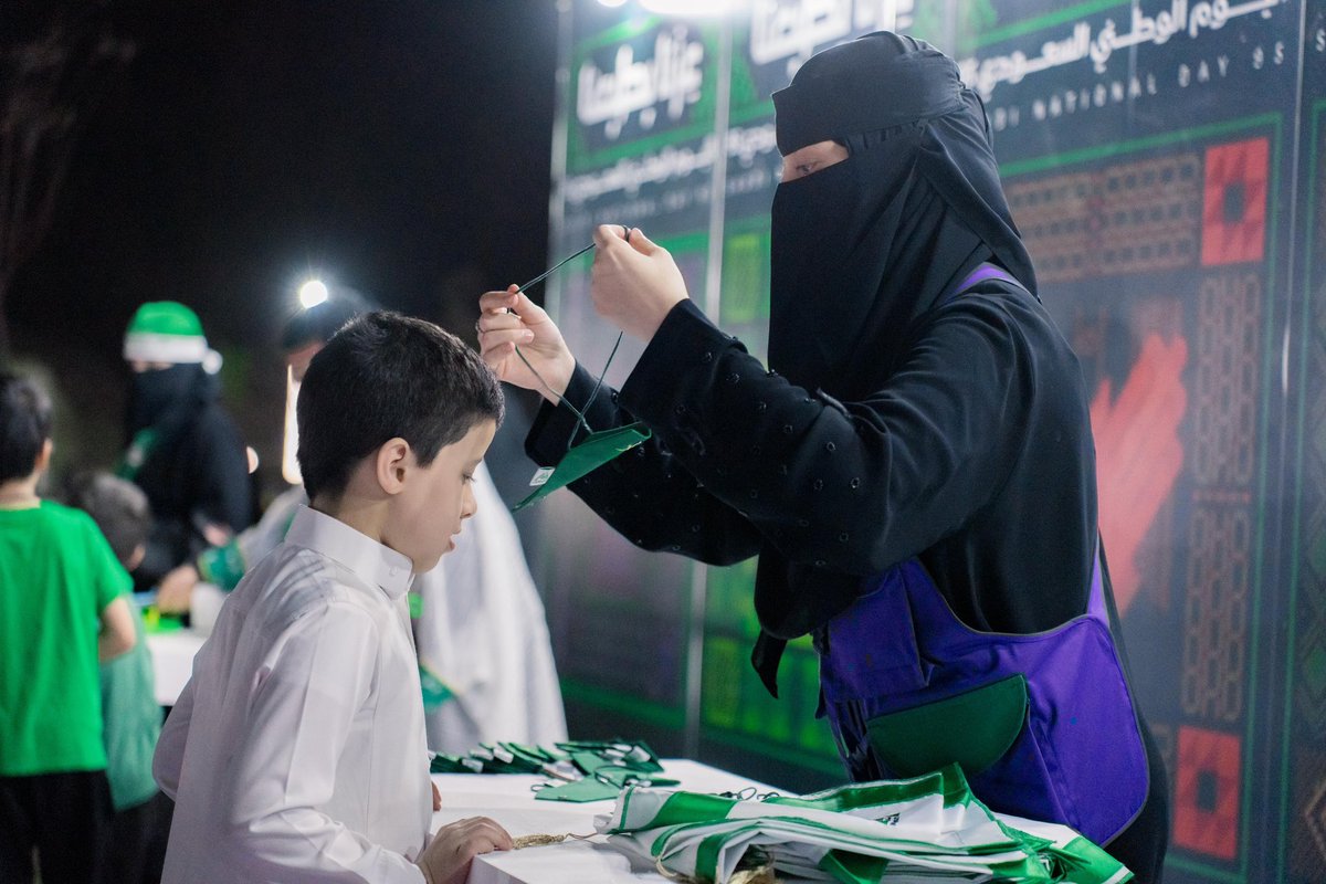 Amanat_Hail's tweet photo. 🇸🇦 | #عزنا_بطبعنا

     عزّنا بكرمنا 
وفرحتنا بأطفالنا 💚

توزيعات وطنية تذكارية 🎁
–  منتزه السلام📍

#اليوم_الوطني_95
#حائل_الأجمل
#أمانة_منطقة_حائل https://t.co/OWIeH7Tbfe