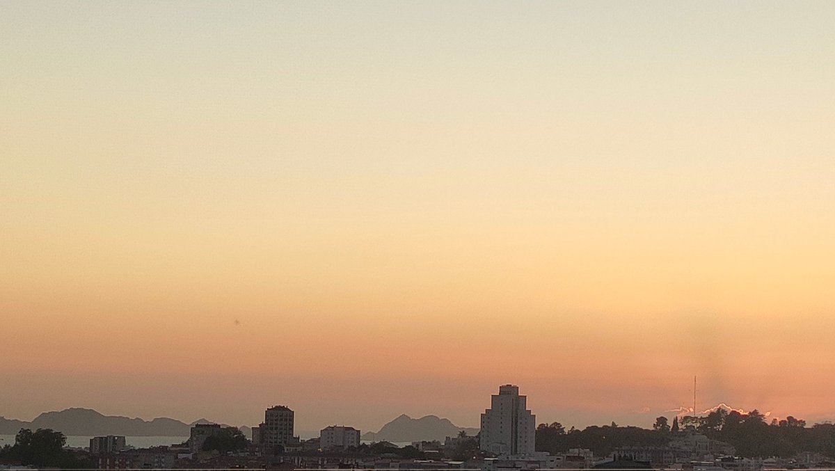 Los montes de las Cíes de fondo.