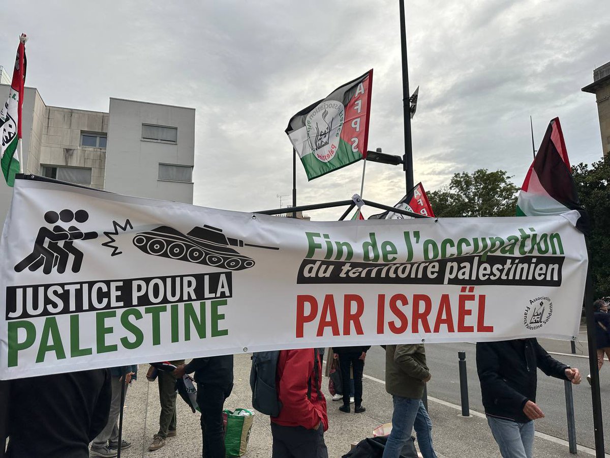 alexiscorbiere's tweet photo. Ce soir rassemblement devant la mairie de #Montreuil qui s’est illuminée aux couleurs de la Palestine.

Les habitants, militants associatifs @AFPSOfficiel et élus étaient nombreux à ce moment symbolique mais important pour l’avenir d’un peuple subissant un genocide https://t.co/RcNuQgaqSZ