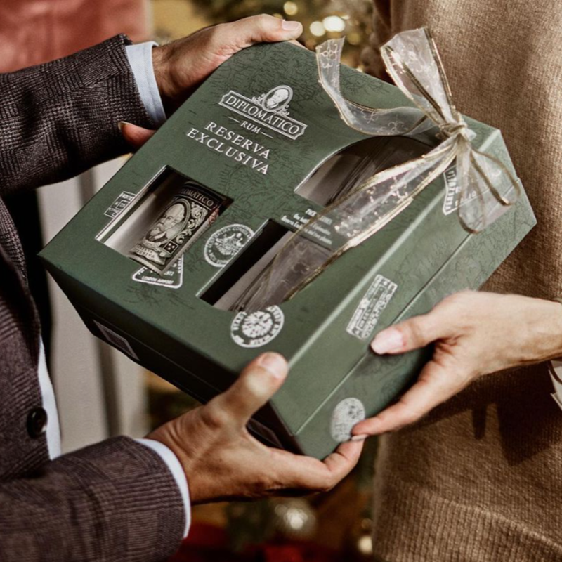 The perfect festive gift? Award-winning Diplomatico Reserva Exclusiva rum, aged 12 years. This gift pack with two glasses is ideal for sharing. Cheers! 🥃 #Rum #Christmas 

rumshop.co.uk/product/rt110