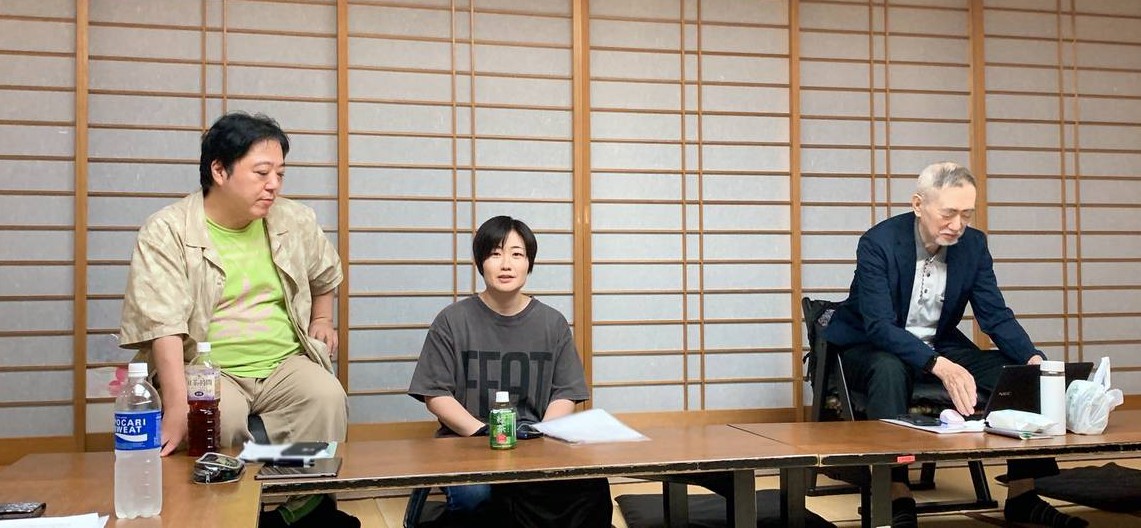 #よみドコ「アイにいきたい(仮)」
中央は桑田歩美さん
⬜️チームで同じ作品に登場
相手役の意図を汲み取れる柔軟な思考を持つ女優さん
色々試させて貰ってます

右は主真幾志朗さん
大ベテランの言葉からは他の現場では感じられないリアルが伝わってきます
🟦チームではそれを活かせるポジションを模索