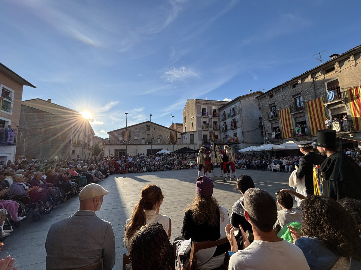 JordiCoch's tweet image. Un any més hem tingut la sort de gaudir del moment més especial de la Festa Major de #Campdevànol: la ballada de la dansa de la Gala. Any rere any, aquesta tradició continua emocionant-nos com el primer dia💚