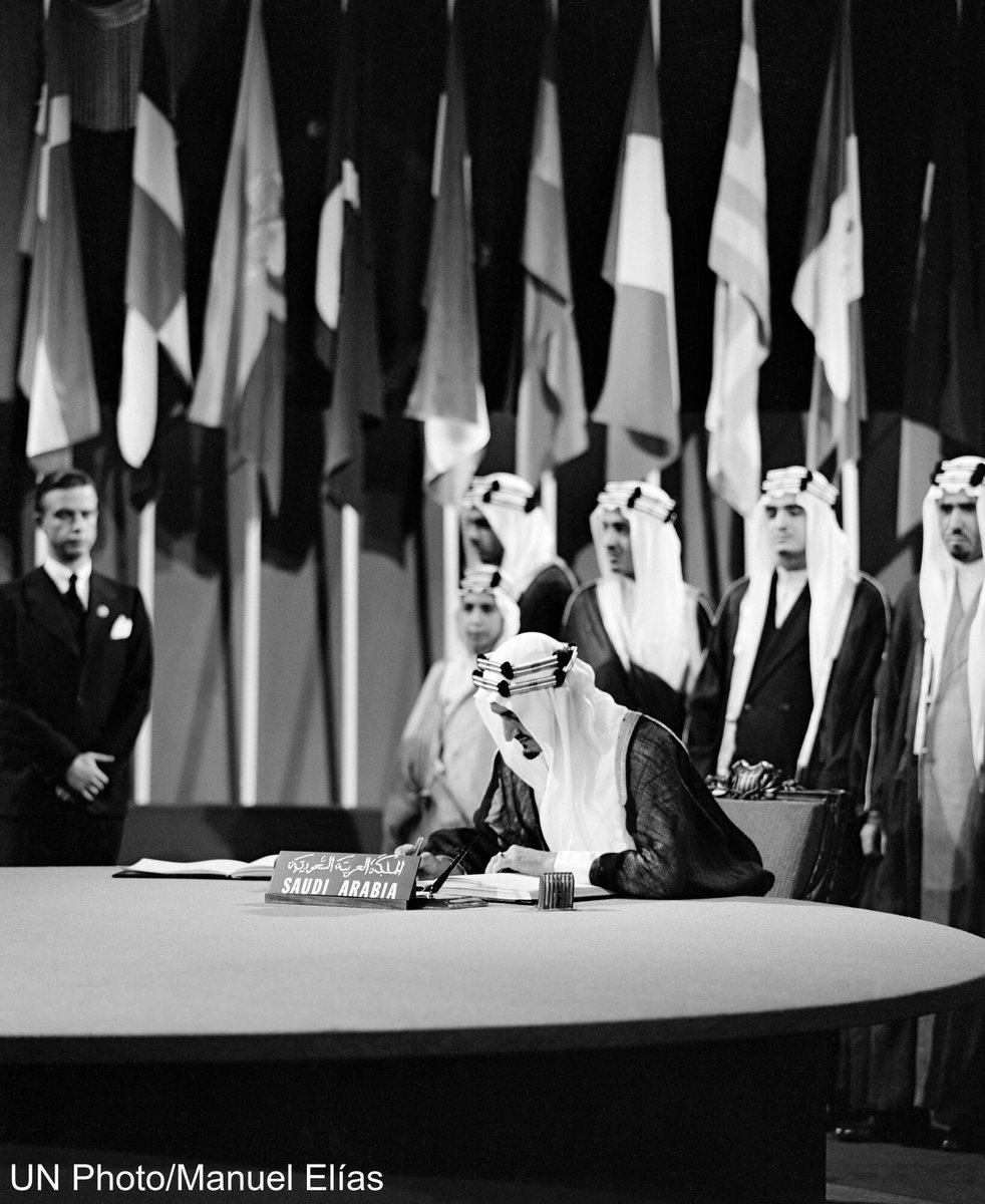 على هذه الطاولة في سان فرانسيسكو عام 1945، وقع الملك فيصل بن عبدالعزيز - وزير الخارجية آنذاك - على ميثاق الأمم المتحدة، لتكون السعودية من الدول المؤسسة لهذا الصرح الأممي. ✍🏼🇸🇦

خلفه وقف الأمراء شاهدين على اللحظة التاريخية من اليمين :
- الأمير محمد بن عبدالعزيز
- الملك فهد بن