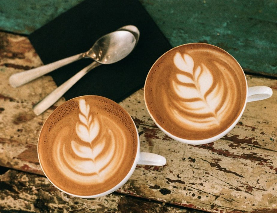 classconsulting's tweet image. #InternationalCoffeeDay
Myth: “Coffee dehydrates you.”
Fact: A 2014 study found that moderate coffee intake (4 cups/day) in habitual drinkers did not differ from water in hydration markers; including urine volume, total body water, and osmolality
#MythBuster #CoffeeScience