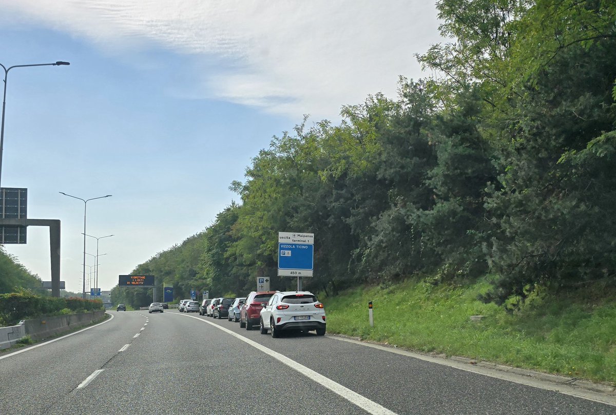 Prima o poi qualcuno si farà male per davvero lungo la superstrada della #Malpensa #ss336, a chi spetta controllare e sanzionare questi pazzi guidatori?
<a href="/matteosalvinimi/">Matteo Salvini</a> <a href="/mitgov_it/">Ministero delle Infrastrutture e dei Trasporti</a> <a href="/clientiANAS/">Servizio Clienti</a> <a href="/poliziadistato/">Polizia di Stato</a> <a href="/FrancoLucente/">Franco Lucente</a> <a href="/RomanoLaRussa/">RomanoLaRussa</a> <a href="/RegLombardia/">Regione Lombardia</a> <a href="/SamueleAstuti/">Samuele Astuti</a> 
#sicurezza