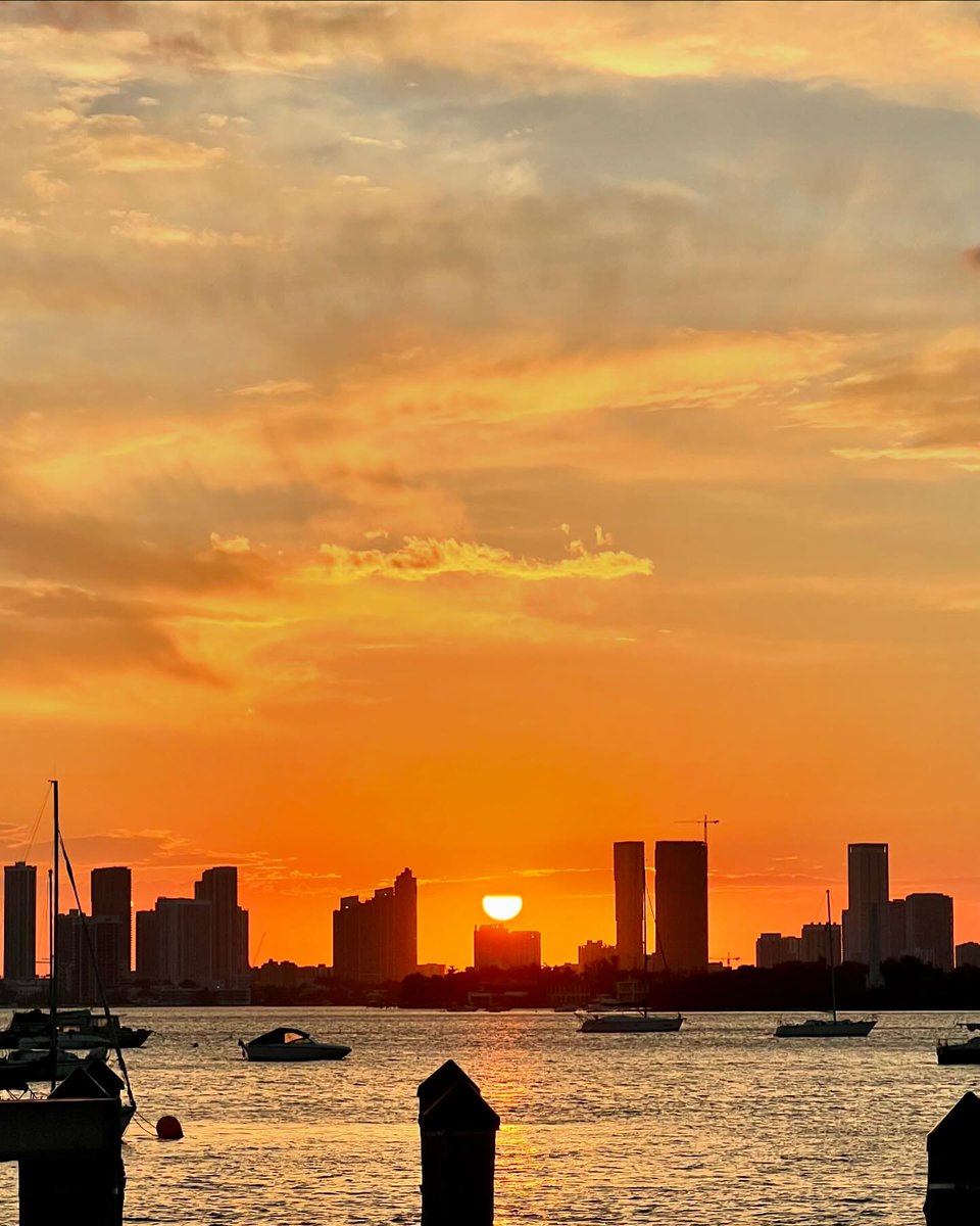 VisitMiamiLGBTQ's tweet image. The sun sets on another Miami summer, but the fun has just begun!

📸 @oscardgomez4
•
•
•
•
#VisitMiamiLGBTQ #HelloFall #Autumn