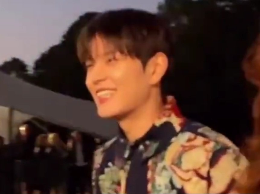 seungminisagod's tweet photo. the seungsmile 😭😭 he's so happy to be thereee 🥹

BLUEMING SEUNGMIN FOR BURBERRY 
#SeungminxBurberry 
#SeungminxLFW2025 https://t.co/jHJsrfiWoS
