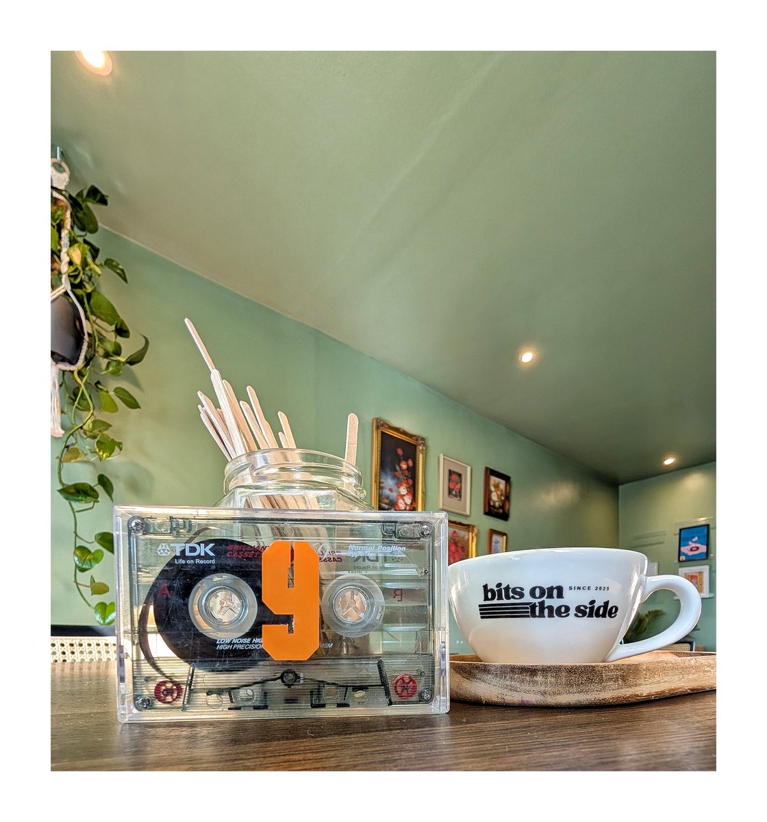 davethephoto's tweet image. Loving the touches at 'Bits on the side' in Leigh ...damn good coffee too.

... even better if they were TDK SA's ... my tape of choice back in the day😉😁

#eighties
#tdk 
#hometapingiskillingmusic 
#top40