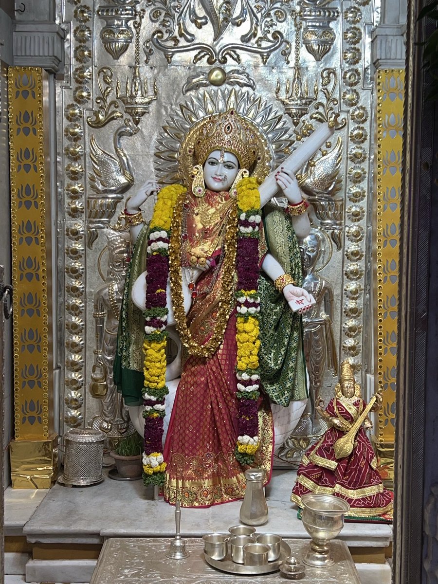 अपूर्वः कोऽपि कोशोऽयं विद्यते तव भारति ।
व्ययतो वृद्धिमायाति क्षयमायाति सञ्चयात्॥

O Maa Saraswati, your treasury of knowledge is unique. When shared, it grows; when hoarded, it shrinks.

नवरात्रि की हार्दिक शुभकामनाएँ 🙏🌸