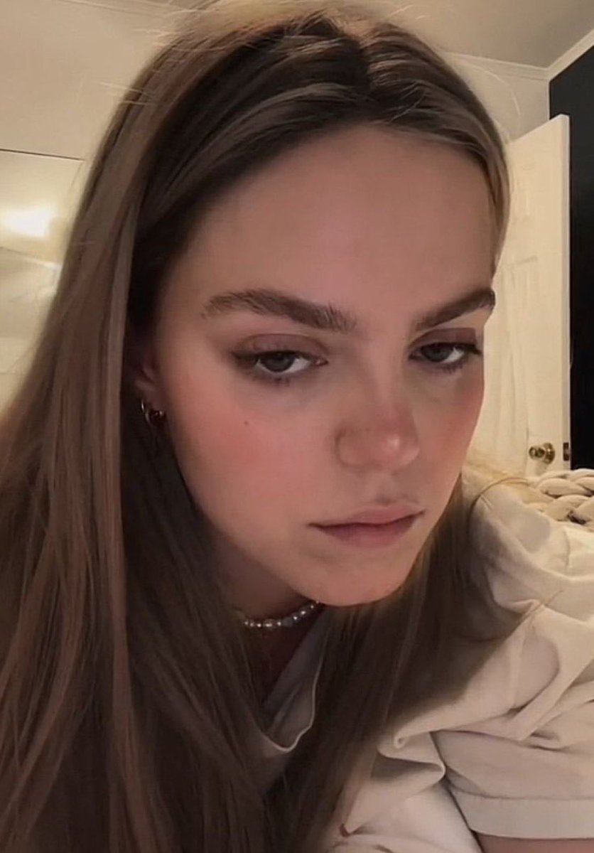 you have a crush on brunette reneé rapp 🫵🏻