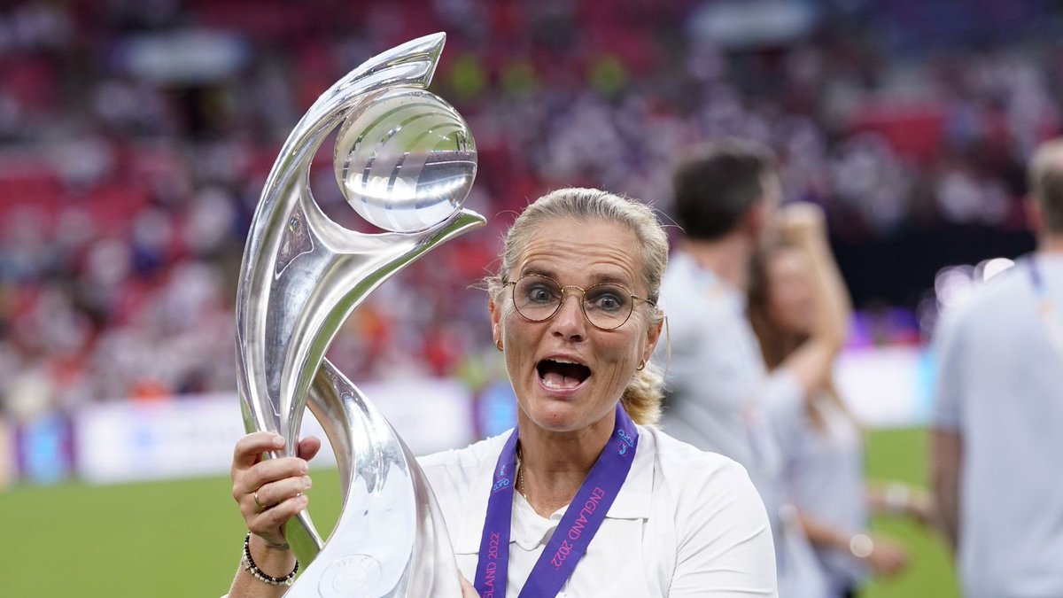 JacobsBen's tweet image. Sarina Wiegman wins the Johan Cruyff Trophy for the best women's football coach.🏆