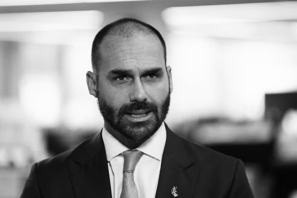 pedrorousseff's tweet photo. 🚨URGENTE 

PGR acaba de apresentar DENÚNCIA CONTRA o GOLPISTA Eduardo Bolsonaro e Paulo Figueiredo por INTERFERIR na justiça do Brasil para LIVRAR os CRIMES de Bolsonaro! 

GRANDE DIA!!! 🇧🇷👍 https://t.co/pWPRciBGZL
