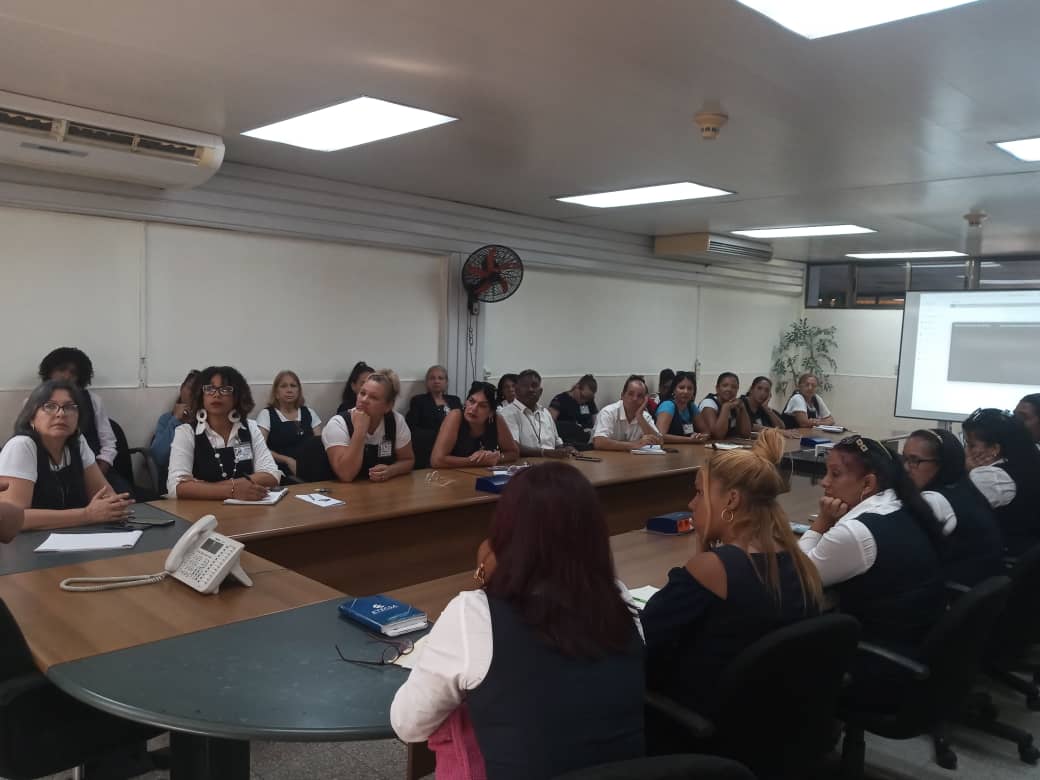 La Directora Territorial <a href="/LabaninoElvia/">Reina Elvia Labañino Labañino</a> da inicio al Taller de Buenas Prácticas de la actividad Comercial en #Etecsa_Guantánamo. Con el objetivo de mejorar la calidad en la atención al cliente y los resultados de nuestra gestión en general.
#EtecsaConCuba 
#JuntosPodemosMás