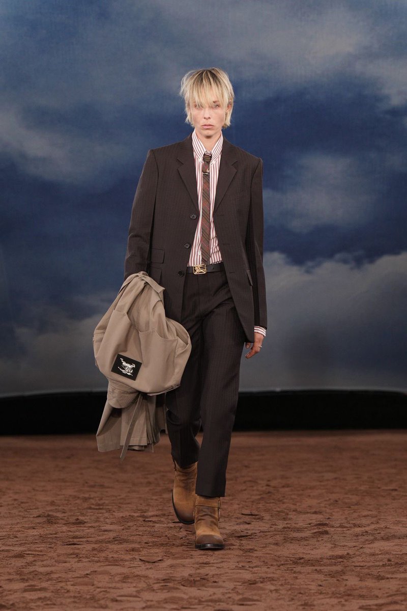 jacquemusx's tweet photo. Burberry SS26 https://t.co/espkDJFf2V