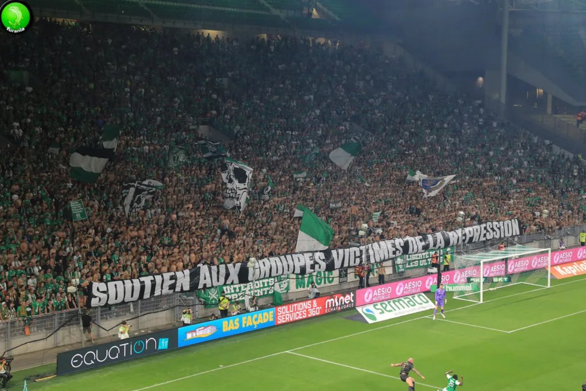 _Mat69_'s tweet image. Lyon, Marseille, Sainté, Caen, Le Havre, Auxerre, Bordeaux... Ce week-end, les tribunes françaises ont massivement dénoncé la multipropriété et la surenchère sécuritaire et liberticide frappant les Ultras. Soutien aux @UltraBoys90 ! #BluecoOut