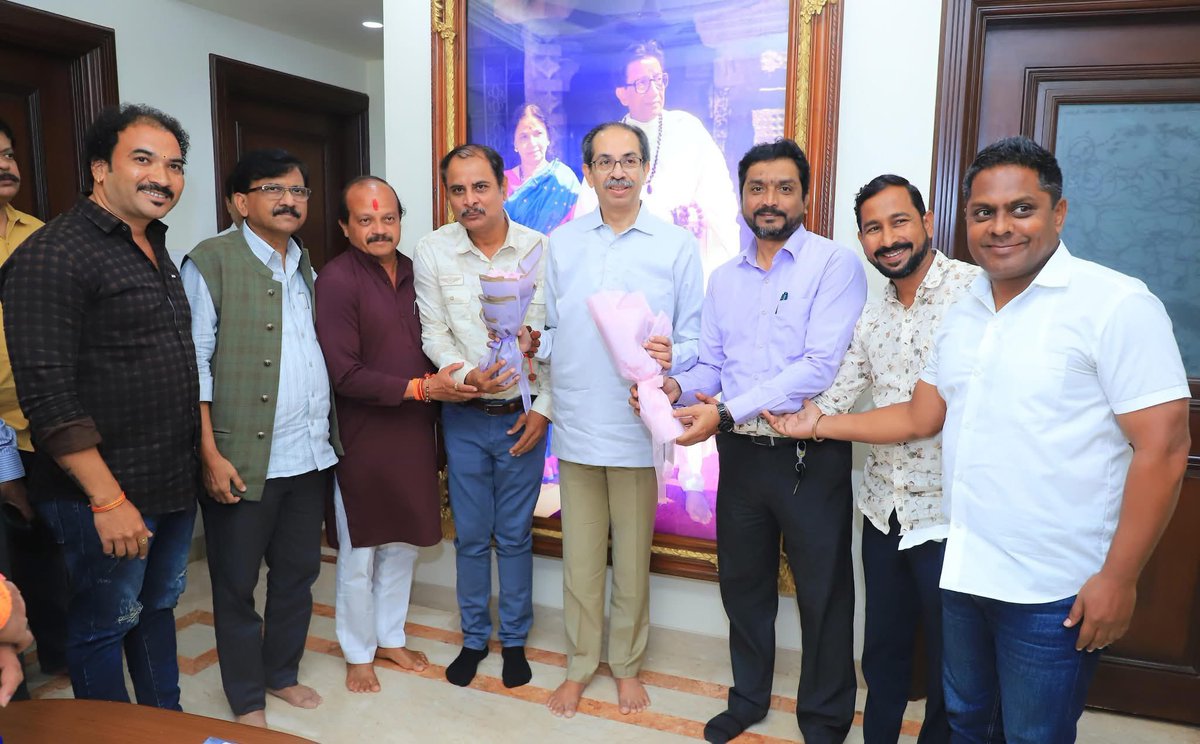 शिवसेना पक्षप्रमुख माजी मुख्यमंत्री मा.उद्धवसाहेब बाळासाहेब ठाकरे आणि माझे नेते खासदार संजय राऊत साहेब यांचे सोबत मातोश्री येथे पुण्यातील 4 ऑक्टोबर च्या कार्यक्रमासंदर्भात चर्चा झाली…