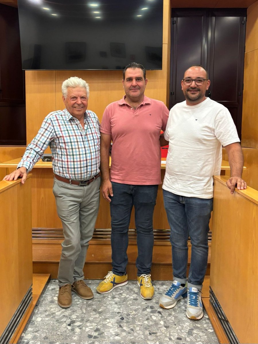 Aytoparadas's tweet photo. El Ayuntamiento de Paradas ha designado a los Reyes Magos para la Cabalgata de 2026.

👑 José Manuel Benjumea Benjumea, encarnará al Rey Melchor.
👑 Víctor Manuel Barrera Avecilla, representará al Rey Gaspar. 
👑 Daniel Parrilla Bascón, personificará al Rey Baltasar. https://t.co/rIE1rq9QNM
