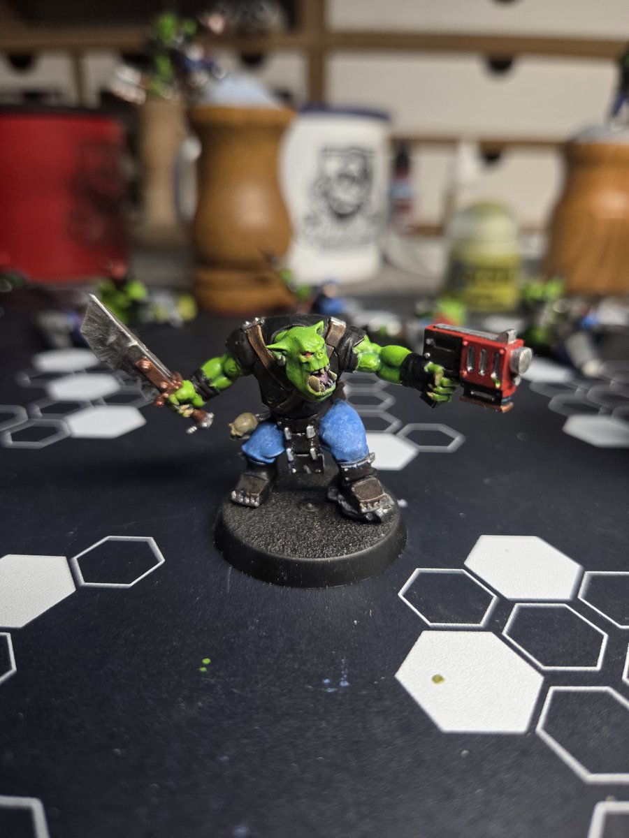 🅆🄸🄿

Almost done what do you think?

#warhammer #orks #painting