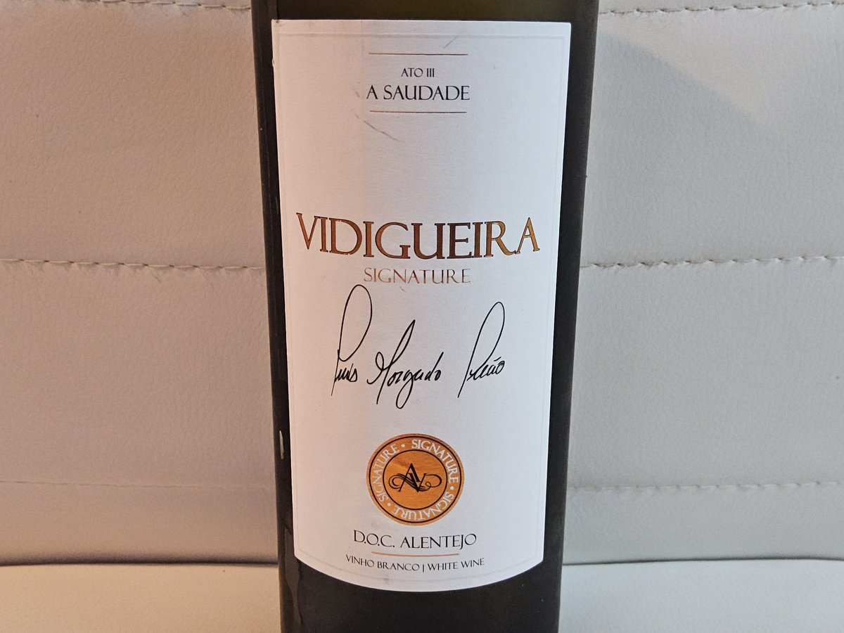 #PistaVinícola Vidigueira Signature 2023. Alentejo. 
Antão Vaz, Arinto y Perrum. 
Por los alrededor de 17 € que cuesta no lo recomendaría porque es algo más cálido y tropical de lo que me gusta, pero por los 5 € finales gracias al 70 % de descuento de una feria, sin duda.