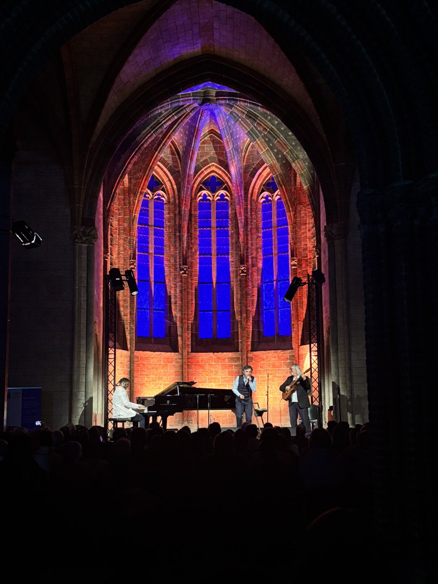 La soirée se termine en beauté ! Pour la toute première fois, les trois artistes ont partagé la scène, révélant une belle complicité et offrant à nos invités un souvenir inoubliable. Un immense bravo pour vos prestations et merci d’avoir mis à l’honneur la culture toulousaine !