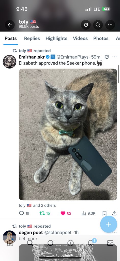 $ELIZABEATH 마스코트가 Solana Seeker 폰을 들고 있는 모습