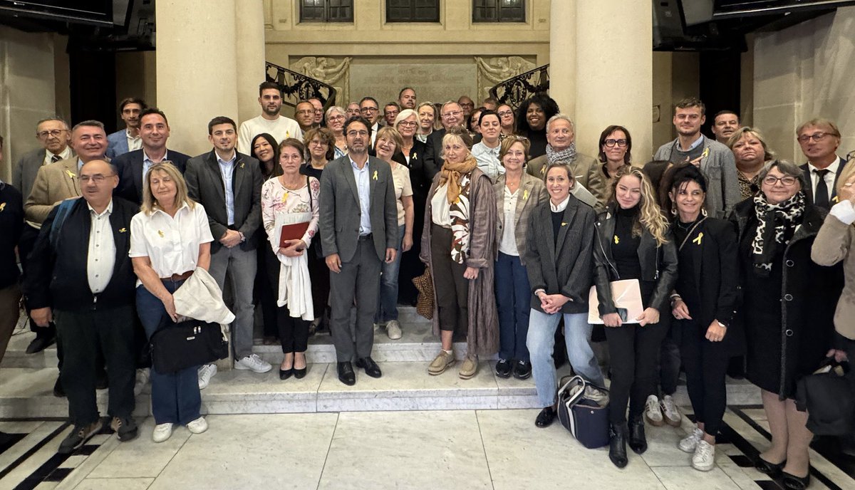 VilledeReims's tweet photo. 🎗La ville de #Reims soutient #SeptembreEnOr, mois de mobilisation contre les cancers chez l’enfant : les élus de la majorité et de l'opposition portent un ruban doré à l'occasion du #ConseilMunicipal. https://t.co/shAyYurc2A