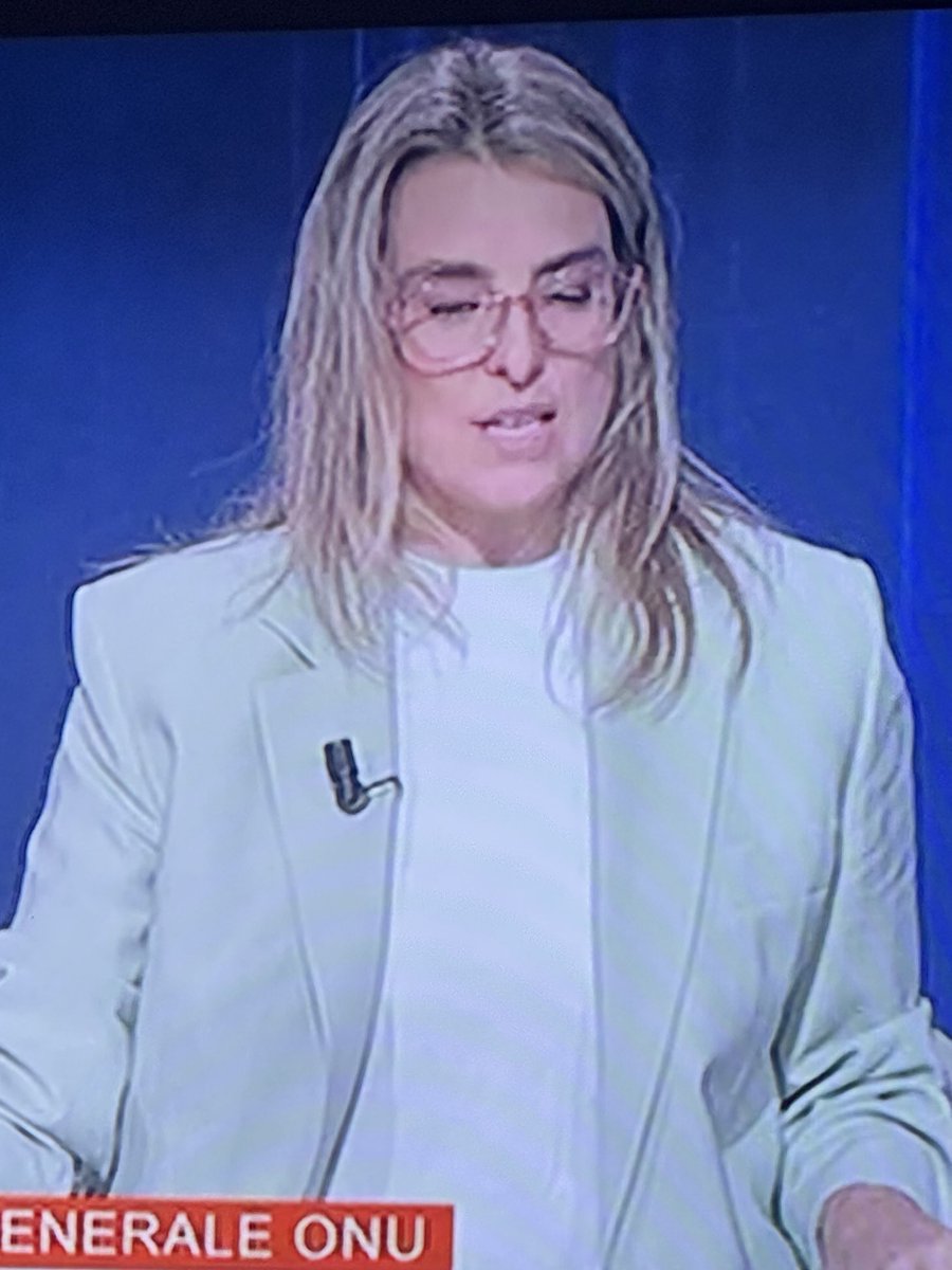 Darsi una pettinata e lavarsi i capelli no ? 
Sarai anche una brava giornalista ma il tuo mestiere è stare in TV , ci vorrebbe più rispetto per chi ti ascolta e  guarda #rainews24