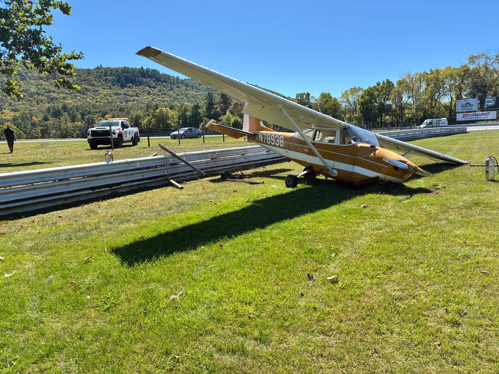🚨 A Cessna 172 was forced to make an emergency landing at Lime Rock Park this weekend.

The plane crashed into the Turn 6 Armco after a mechanical failure mid-flight.

A passenger sustained only minor injuries.