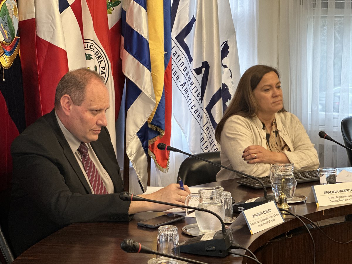 ALADI_SG's tweet photo. Palestra virtual para estudantes da @udelima 📚 

🔎 O Subsecretário Benjamín Blanco e Graciela Vigorito, do Dpto de Cooperação e Formação, apresentaram uma palestra institucional sobre o trabalho da Associação. Também foram destacadas ferramentas gratuitas, como o @CVF_ALADI 📲 https://t.co/QCJfGBcfXK