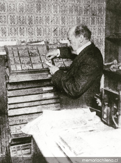 José Toribio Medina fundó dos imprentas: Ercilla en 1888 y Elzeviriana, cuyas máquinas encargó a París en 1895.

Foto: José Toribio Medina componiendo cajas de impresión, hacia 1900. Medina, José Toribio, 1852-1930 Biblioteca Nacional Digital.
