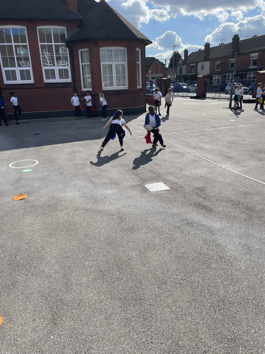 Year 4 enjoyed the autumn sunshine in their Tag Rugby lesson today- they have really improved on their ability to beat an opponent 1v1 and are always trying to be positive in their running 🏉 👌🏻