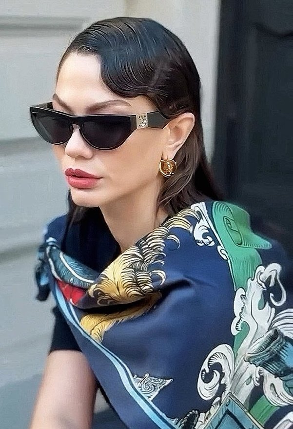 patty75443750's tweet photo. Un dipinto #DemetÖzdemir DemetÖzdemir Burberry https://t.co/HOvWT3gpbo