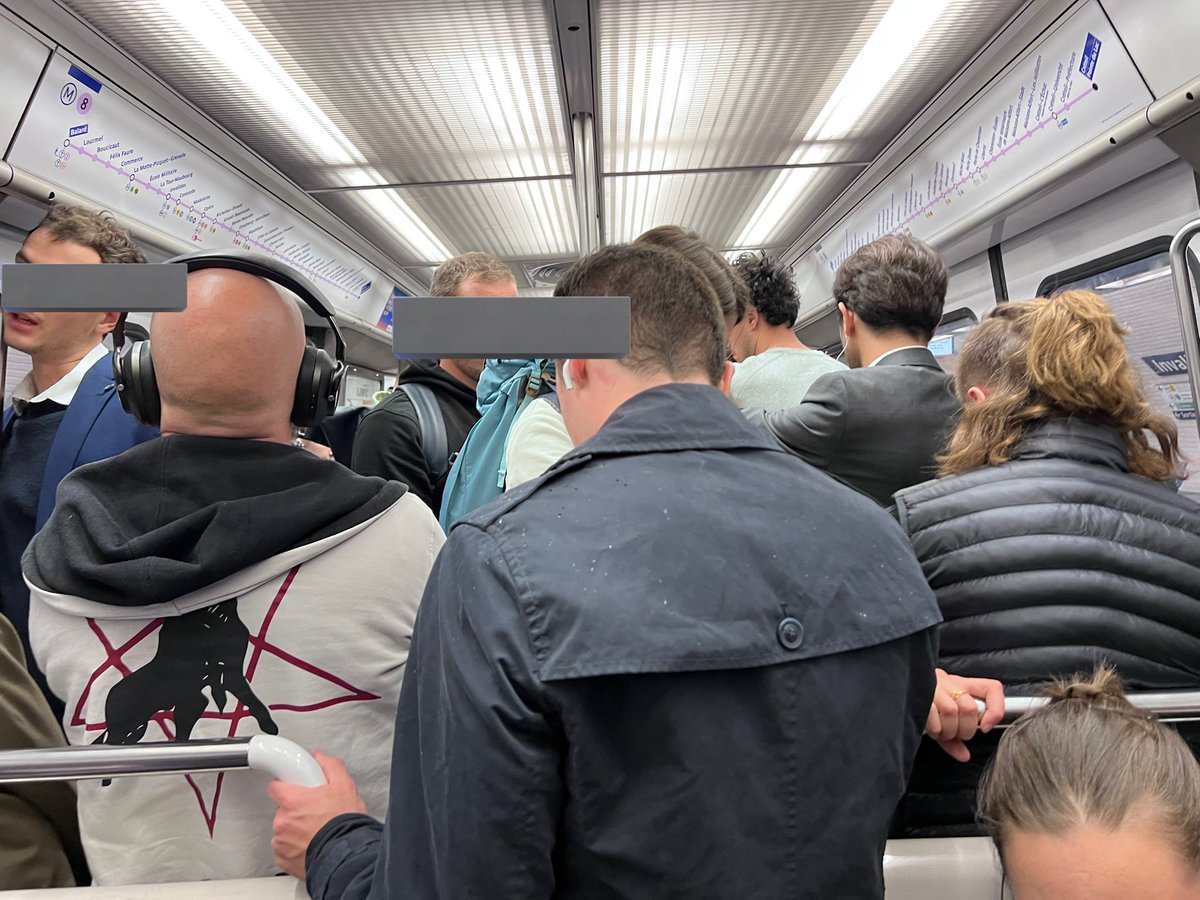 On vous conchie bande d’incapables <a href="/IDFmobilites/">IDF Mobilités</a> <a href="/vpecresse/">Valérie Pécresse</a> <a href="/ClientsRATP/">Service Client RATP👌</a>