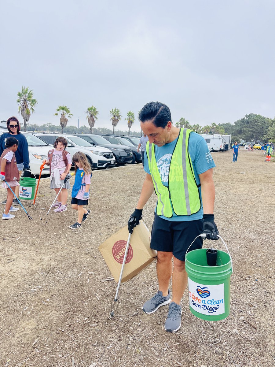 MayorToddGloria's tweet photo. From #OceanBeach to inland canyons, thousands of volunteers came together over the weekend for @iloveacleansd's 41st Annual Coastal Cleanup Day. 🌊 Together, we cleared trash, protected wildlife, and kept our city beautiful. Thank you to everyone who pitched in! #ForAllofUs https://t.co/hRPuvrcDzN
