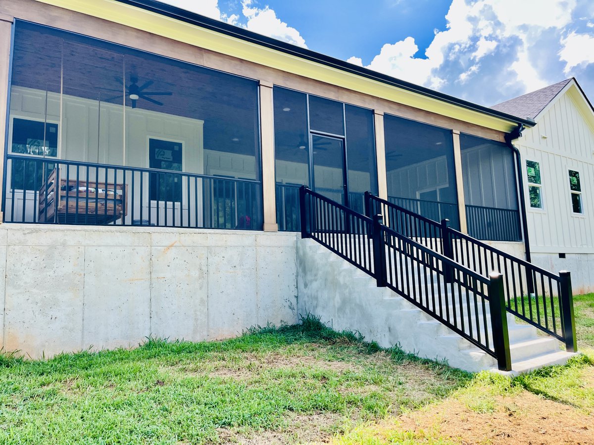 SMofGainesville's tweet image. We did the picket railing on this porch and steps in addition to screening it! The possibilities are endless to customize your outdoor space. #screenmobile #screenmobilenega #screenedporch #screenedporchliving #picketrailing