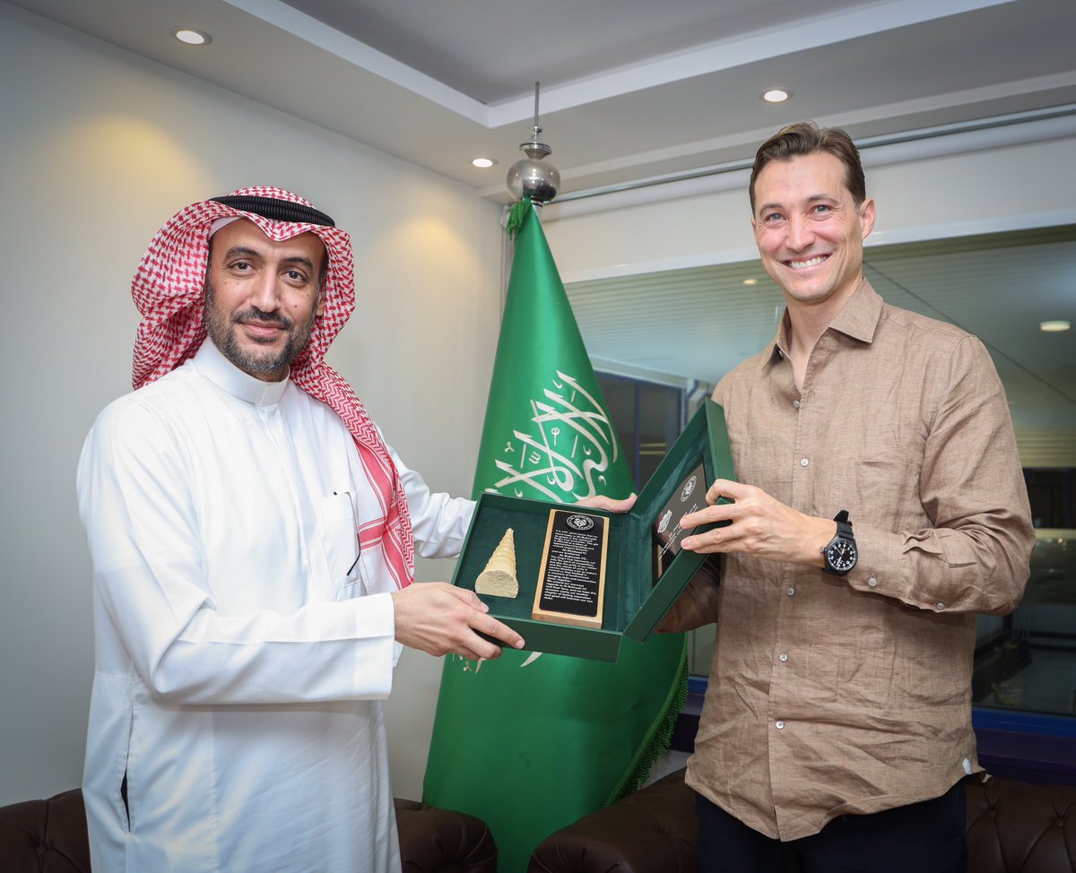 📄| التقى الأستاذ عبدالرحمن الحضيف بمالك نادي #الخلود المستثمر الأمريكي بن هاربورغ خلال مباراة #البكيرية_الخلود الذي قام بجولة على مرافق #نادي_البكيرية
وتم خلال اللقاء تبادل الدروع التذكارية بين الجانبين.

#البكيريةً