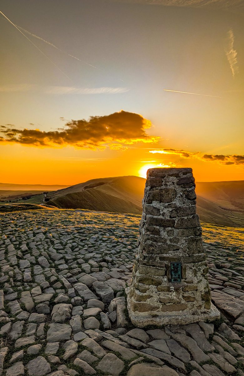 ABTheAdventure's tweet photo. Autumn equinox 🤗  from Mam Tor 

#PeakDistrict https://t.co/nQ6UwjmA20