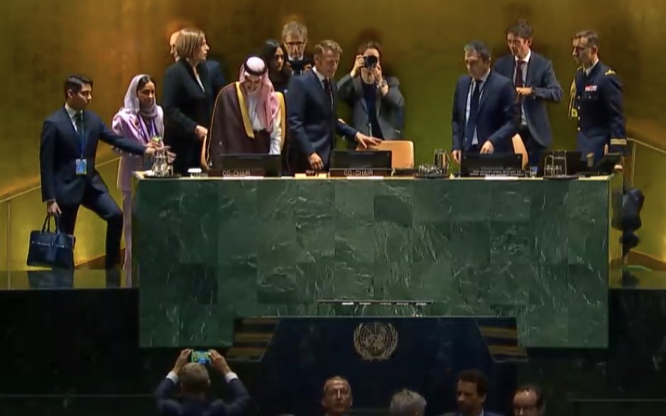 المملكة العربية #السعودية دولة تعمل بصمت وإنجاز دولة أفعال لا أقوال ، بقيادتها اليوم مع فرنسا لمؤتمر الأمم المتحدة لحل الدولتين والاعتراف الدولي الكبير لدولة فلسطين المحتلة مؤخرا أتى بعد جهود عظيمة، وهاهي البداية لعزل إسرائيل أكثر وأكثر .. بارك الله جهود القيادة السعودية وللتذكير