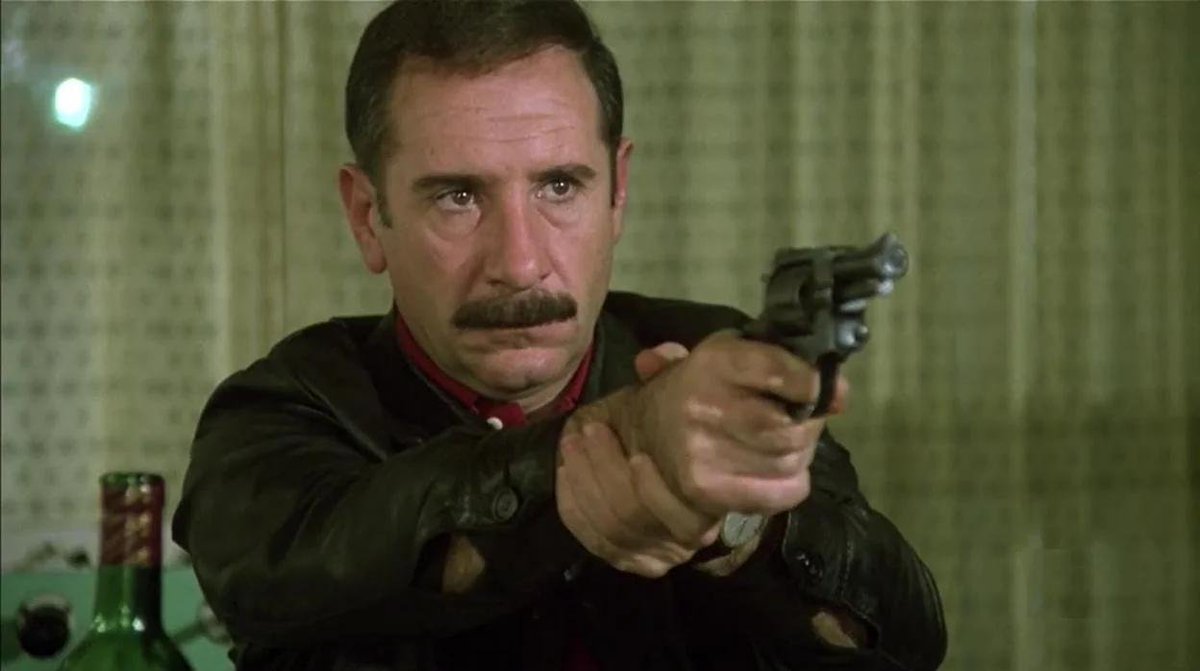 EL CRACK (José Luis Garci, 1981) es cine negro a la española. Alfredo Landa como detective cansado y un Madrid de sombras y melancolía, para crear un relato duro y nostálgico.
Seca, elegante y muy distinta dentro del cine español de su tiempo.
¿Es para ti la gran joya de Garci?