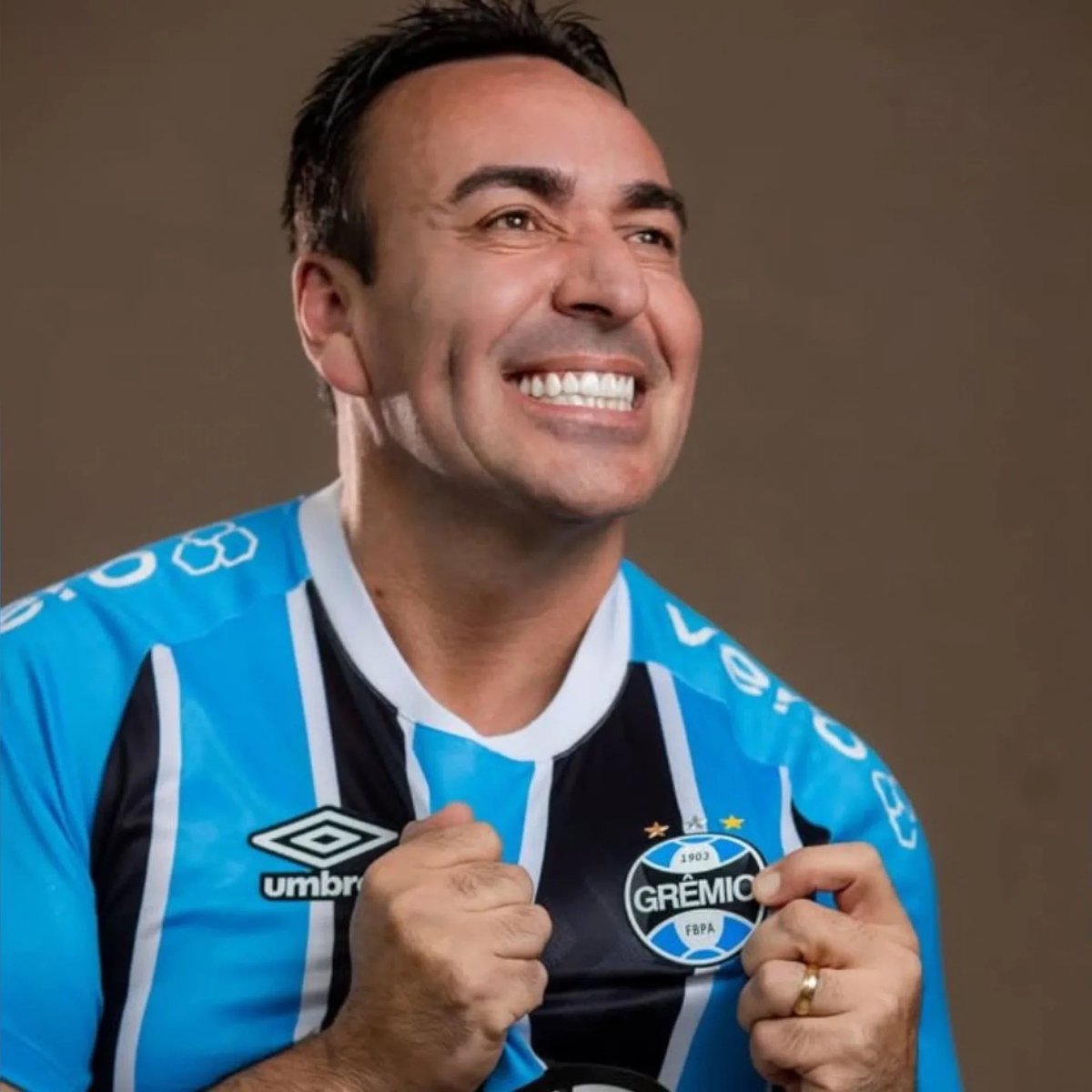 Serei eternamente grato pela Arena, mas pra ser presidente do Grêmio, tem que estar preparado pra tudo.

Ninguém é maior que o clube. Seguimos 🇪🇪