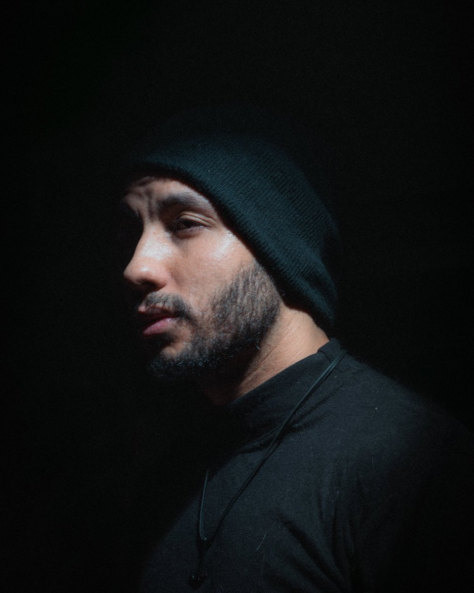 ثلاث أحداث أفكر فيهم تقريباً كل يوم. أول مرة أهرب فيها من البيت بسبب معاملة أبي السادية وقضائي لعدة ليالي في الشارع. برغم مرور أكتر من خمسة عشر عاماً إلا أنني حتى هذه اللحظة مازلت أشعر أنني هذا الطفل الذي خرج، لكنه لم يعد إلى المنزل. ثاني حدث، كانت اللحظة التي تم حبسي فيها. كأن