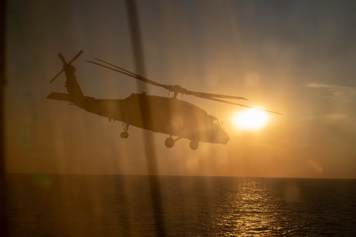 NAVSOUS4THFLT's tweet photo. USS Arlington (LPD 24) showcases the versatility of amphibious ships during #UNITAS2025! Here, Spanish and U.S. Sailors and Marines work together in both flight and well deck operations, rehearsing for upcoming #UNITAS events. #Navy250 https://t.co/FXAkAZsZBa