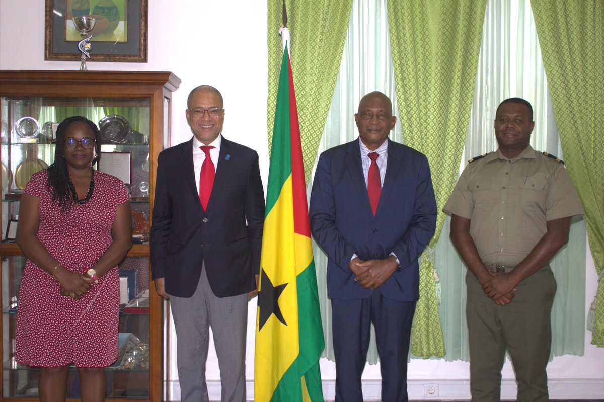 Renforcement de la coopération avec le Ministère de la Défense à São Tomé-et-Príncipe.
La stabilité, la sécurité et la décentralisation sont essentielles pour le développement durable et une gouvernance renforcée.
#PNUDSTP #BonneGouvernance #SécuritéPourLeDéveloppement