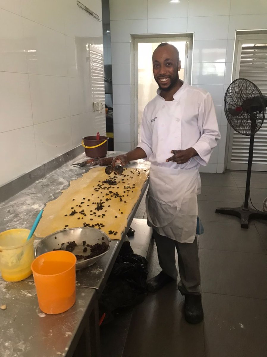fernandorez189's tweet photo. @thecheffchi I'm a pastry chef and I  need to set up my own business. but i don't have funds with me https://t.co/XMOc8UiEZe