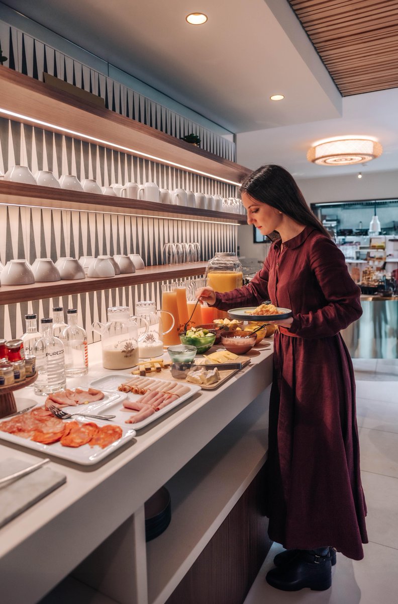 The real Paris marathon? The hotel breakfast buffet 🥐☕ First lap:  croissants. Second lap: cheese. Third lap: no regrets. Calories don't count  in France https://t.co/HNtrQ7gBkg, image size:792x1200
