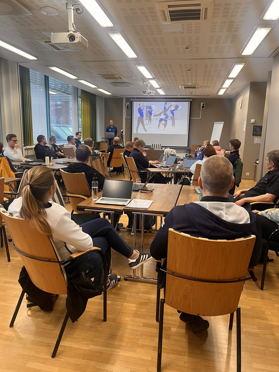 Lasten urheilun iltapäivä - paljon on jo tehty, mutta vielä enemmän on duunia jäljellä. Tänään väli✅, missä ollaan menossa ja onko meidän tavoitteet linjassa sekä kenelle me oikeastaan näitä juttuja tehdään. Lapsille me tehdään - mut aikuisiin pitää vaikuttaa, et joku muuttuu.