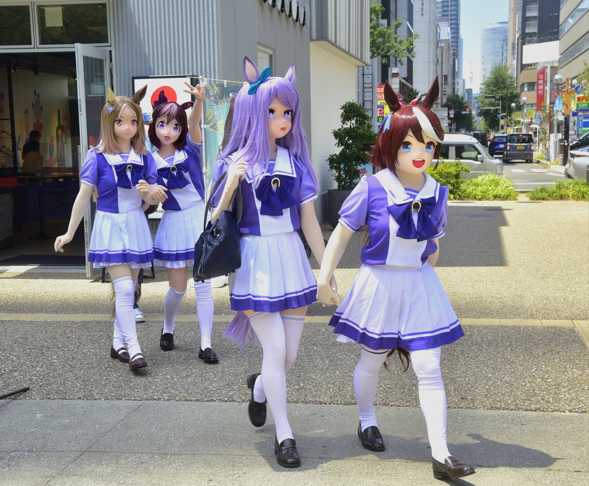 学校に行くウマ娘たち～ 🏫
Uma Musume on their way to school~ 🏫

💛ナリタトップロード: <a href="/AyatokigT/">T-Ayato</a>
🤎スペシャルウィーク: <a href="/azusa_sawako/">あずさ</a>
💜メジロ マックイーン: <a href="/aloekig285/">つっきー@六花</a>
📸: <a href="/gakkari_hoson/">HOSOn</a> 

#着ぐるみ #コスサミ2025 #ウマ娘 #kigurumi #WCS2025 #umamusume