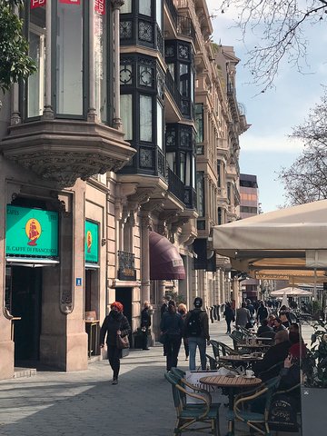 ElCafeFrancesco's tweet photo. A CAT, consumim molts més tallats que a IT. La causa + probable era la mala qualitat del cafè al nostre país, fins no fa gaire anys. Hi afegim llet per matar el mal gust.
Si passeu per un dels nostres cafès, atreviu-vos a demanar un cafè. Quedareu parats.
https://t.co/sxGXLbzxYq https://t.co/n6Cmy6SJf4