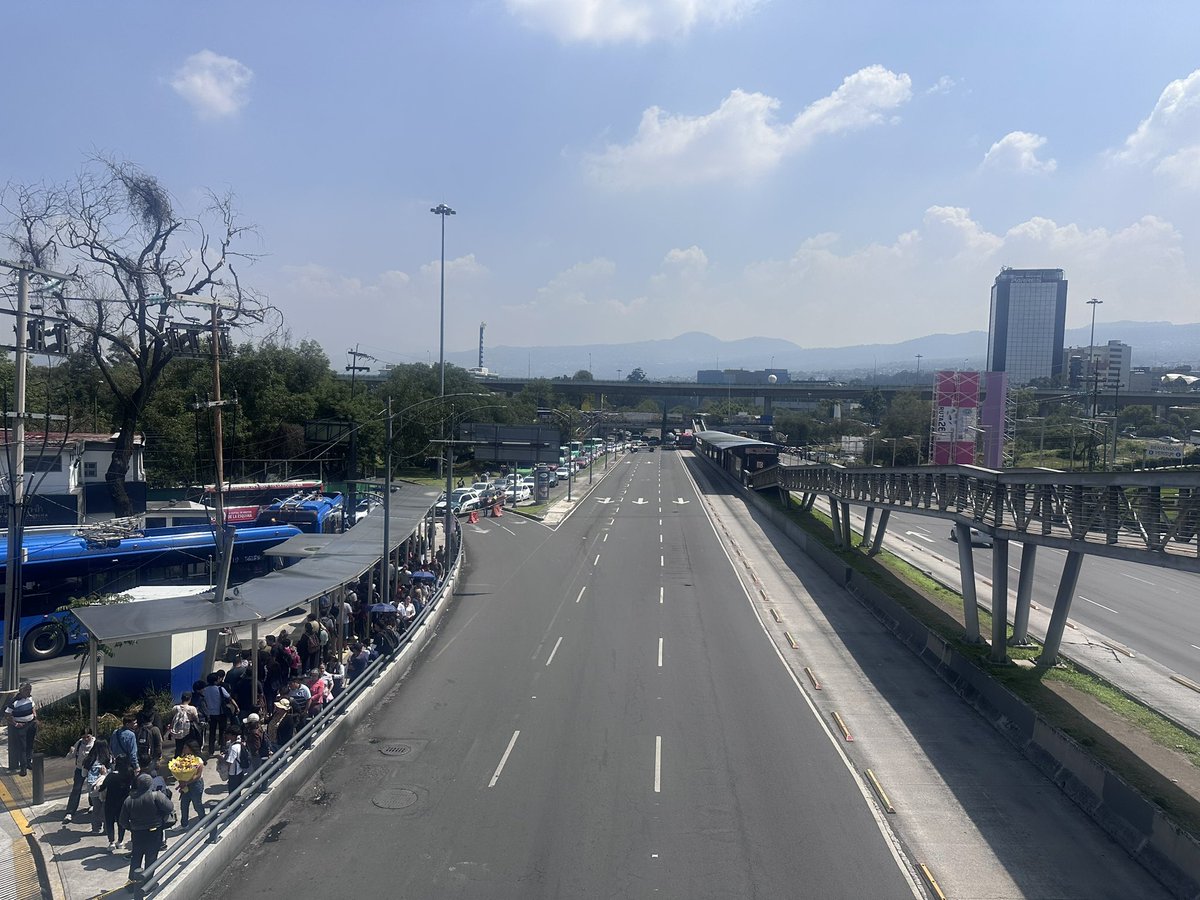 ybon08's tweet photo. Para quien se dirige hacia el norte o Metro CU desde el Caminero y colonias, no hay servicio de @MetrobusCDMX @TlalpanVecinos evitar la zona está totalmente colapsado. https://t.co/lo6KJboSwg
