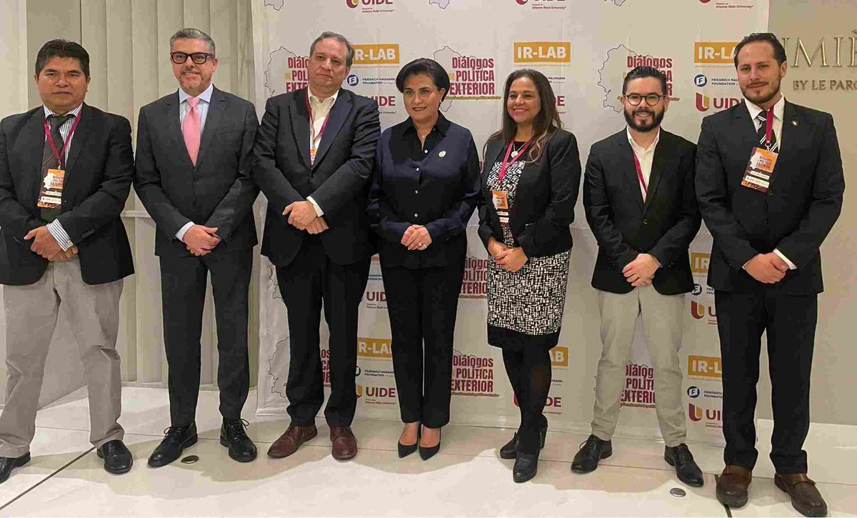 UIDE's tweet photo. ¿Qué propuestas crees que deberían marcar la postura internacional de #Ecuador?
Diálogos de Política Exterior 2025, evento organizado por nuestro #IRLAB, reunió a expertos clave para un futuro más inclusivo y plural.
Conoce los detalles ➡️ https://t.co/1nSm3L3NVN https://t.co/PAMMddiiMk